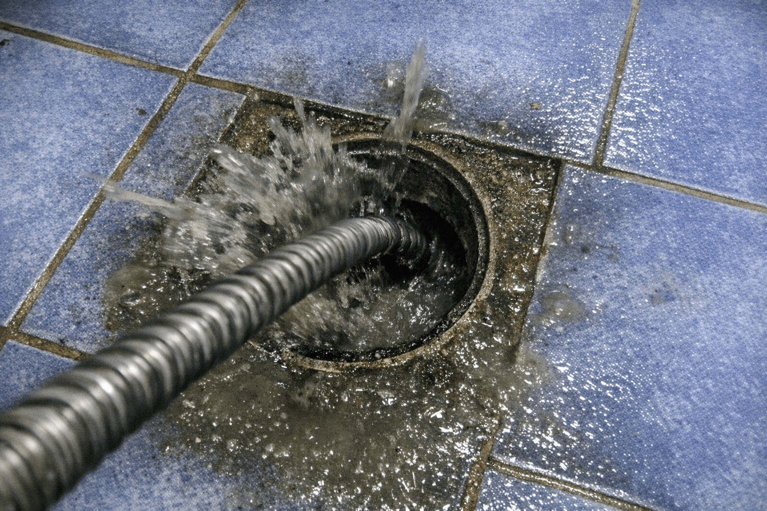 Spezialwerkzeug für Rohrreinigung mit Spirale im Einsatz